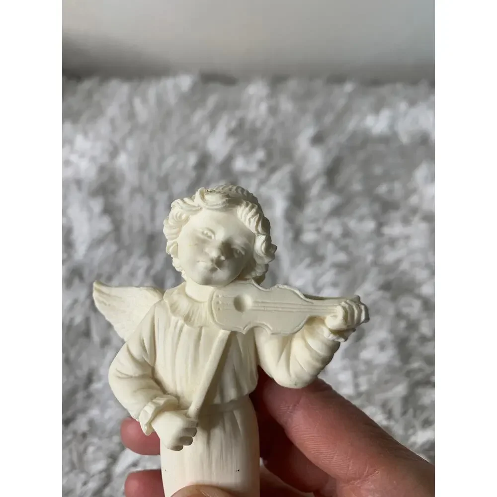 Vintage cream violinist